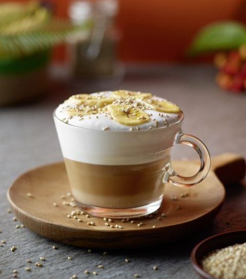 Cappuccino met banaan en sesamzaad