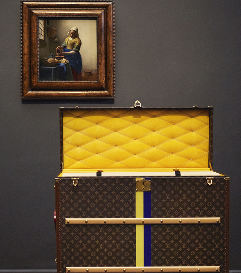 ‘Het Melkmeisje’ van Vermeer op reis in koffer van Louis Vuitton