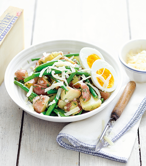 Aardappelsalade met fijne kruiden, bonen, hardgekookte eitjes en Gruyère AOP Classic