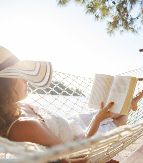 15 feel-good boeken om mee te nemen op vakantie