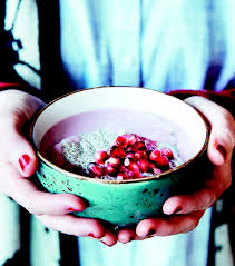 Porridge van gierstvlokken, chiazaden en granaatappel
