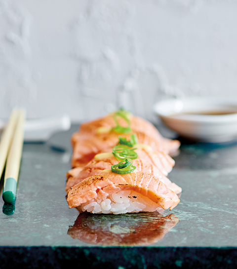 Recept: Nigiri sushi met geschroeide zalm