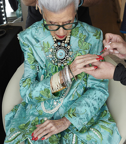 H&M gaat collab aan met 100-jarige fashionista Iris Apfel