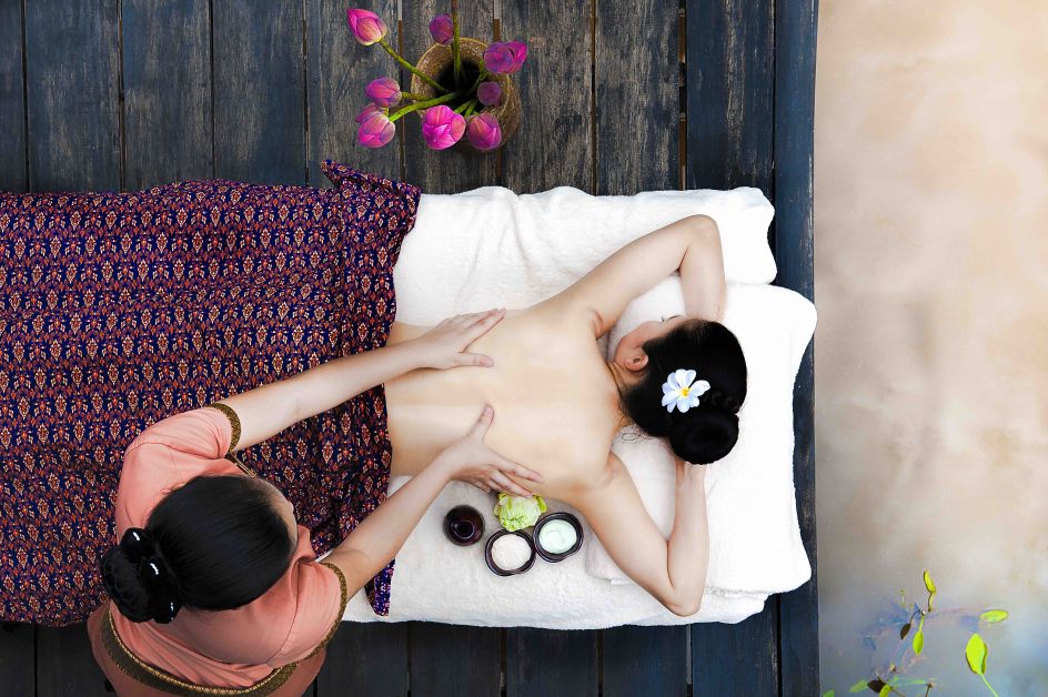 2. Thai massage in spa-min
