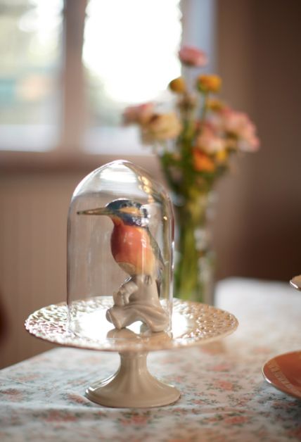 Globe en verre avec un oiseau en céramique à l'intérieur