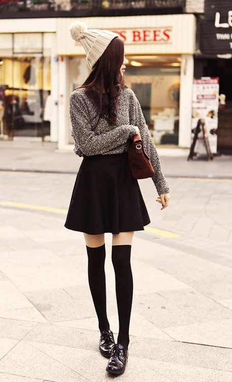 Avec une jupe plissée, on opte pour le style écolière (trouvé sur fashioninspirationblog.com)