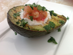 Avocat grillé avec sauce salsa