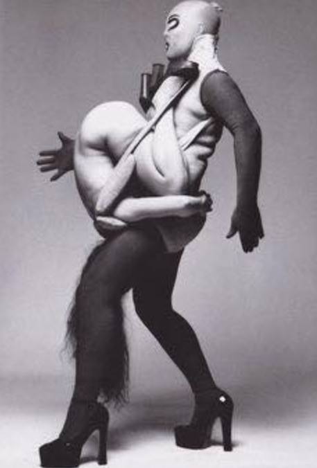 Performance de l'artiste Leigh Bowery dans les années 80