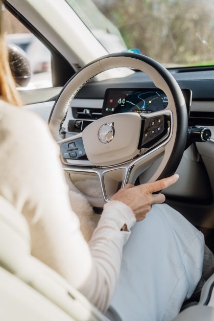 Vrouw rijdt de Volvo EX90