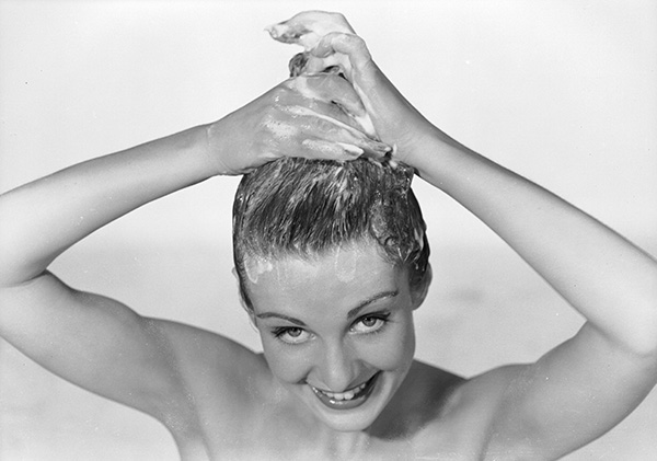30th June 1952: A woman applies shampoo to her hair. (Photo by Chaloner Woods/Getty Images)