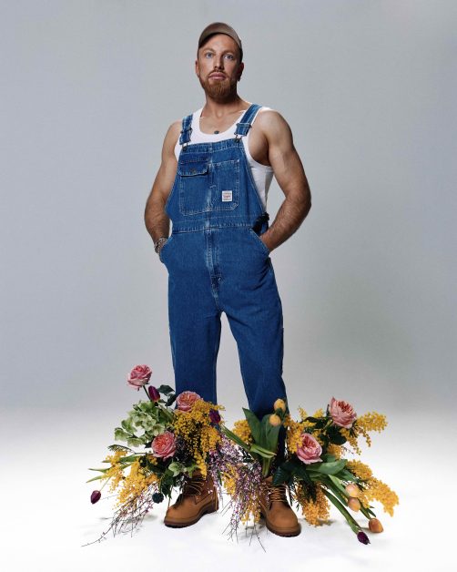 ยฉ MICHAEL SMITS l Portrait Raf Verwierp l T-shirt Boss l Pantalon Levis's l Chaussures Timberland