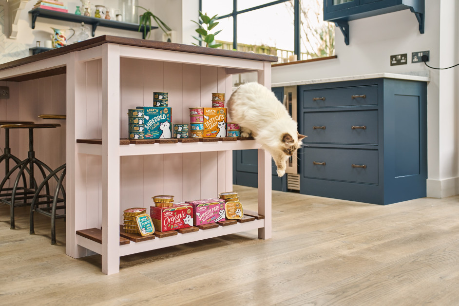 Chat qui saute au dessus d'une étagère de produits LILY'S KITCHEN