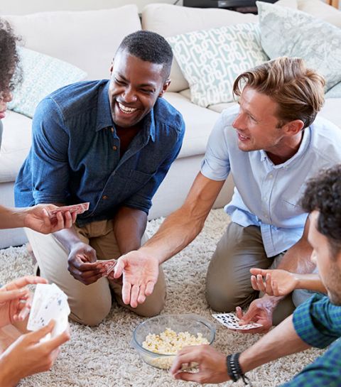 Jeux entre amis: 5 jeux de société pour une soirée de folie