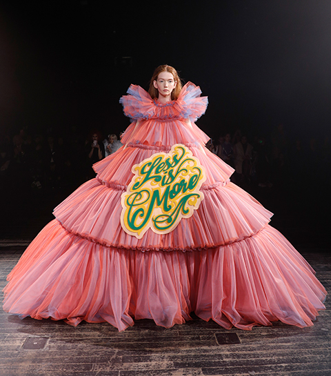 Paris Haute-Couture : Viktor & Rolf, la mode à slogans