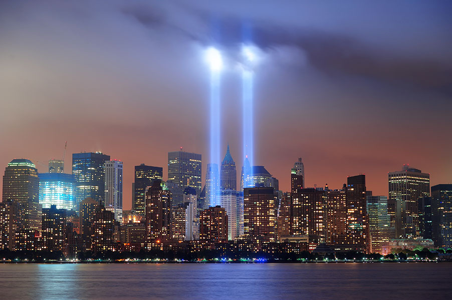 Vue nocturne de l'emplacement où se trouvaient les tours du World Trade Center à New York.