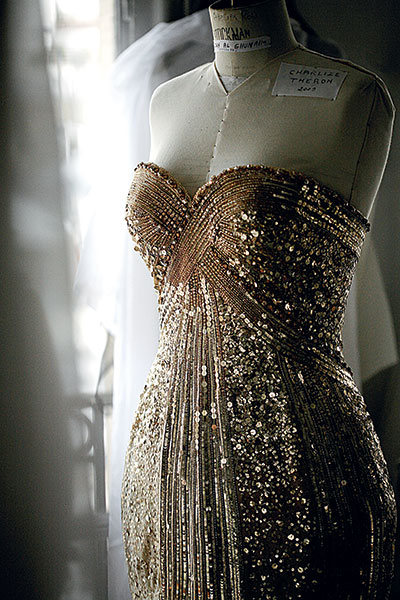 Cette robe couleur or a été spécialement créée pour la campagne J'adore de Dior de 1999. 