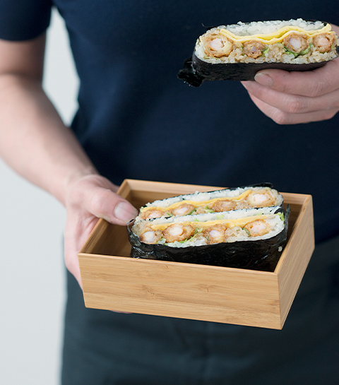 Sandwich onigiri aux crevettes panées