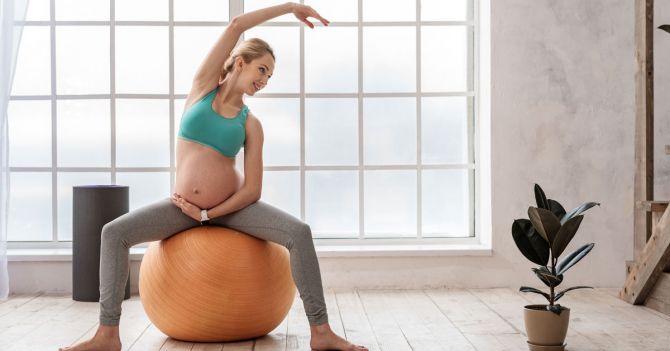 femme enceinte swiss ball