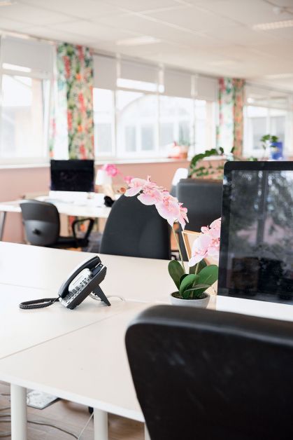 bureau rédaction avec orchidée