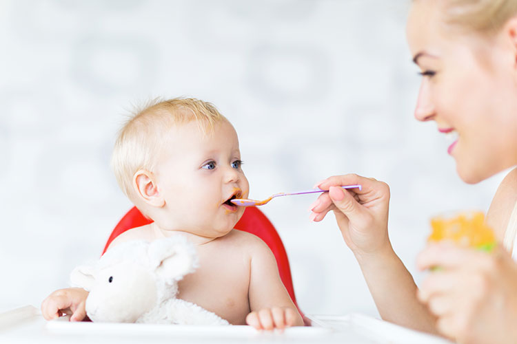 Commencer à donner des panades à son bébé est une étape majeure de son développement. Comment réussir cette transition ?