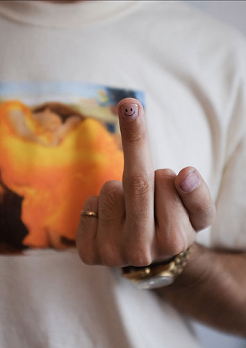 Réalisation d'un tatouage sur ongles par Minus Tattoo.