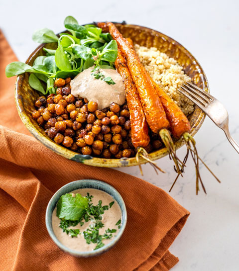 Le quinoa aux carottes et pois chiches grillés sauce tahin d’Audrey Elsen