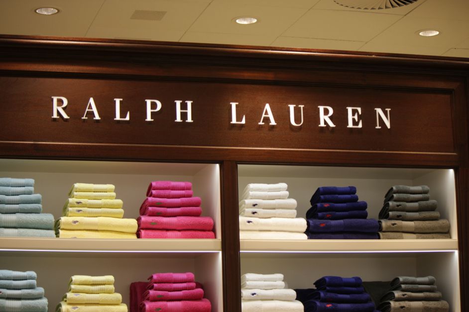 polos Ralph Lauren alignés dans une vitrine avec le logo de la marque