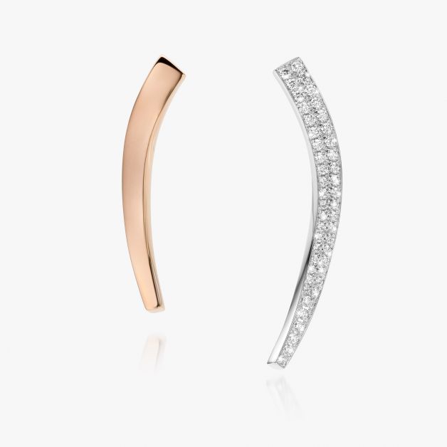 Boucles d’oreilles Wave asymétriques en or blanc serti de diamants (3.200€) et en or rose (1.150€).
