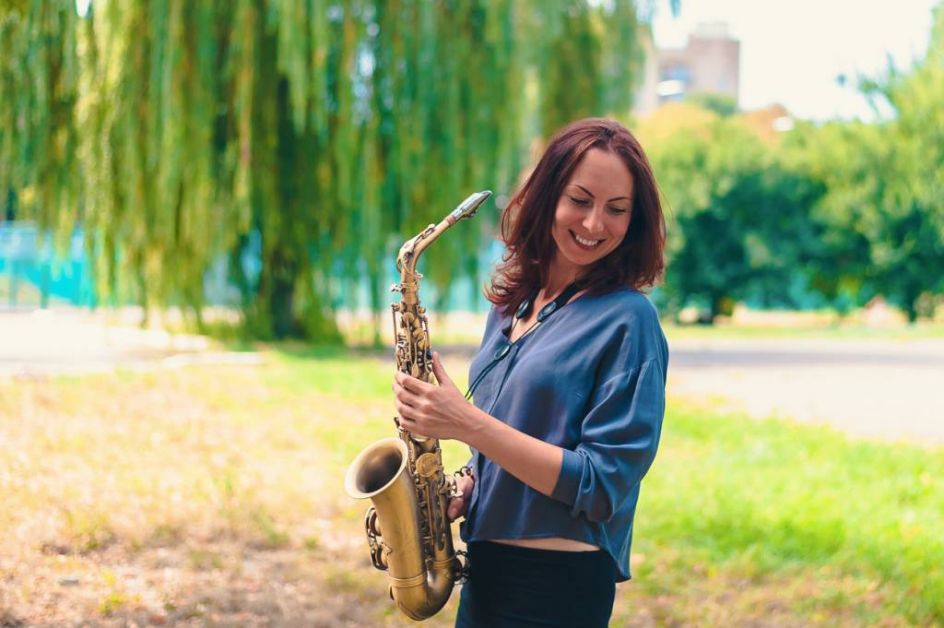 Femme saxophoniste alto