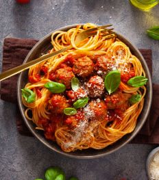 Spaghettis aux boulettes sauce tomate et basilic