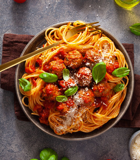 Spaghettis aux boulettes, sauce tomate et basilic