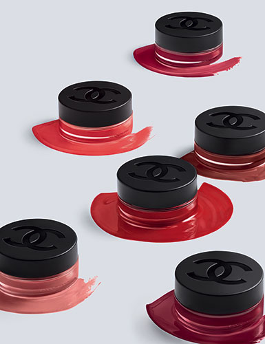 Le baume à lèvres et joues revitalisant au camélia rouge est disponible en 6 teintes.