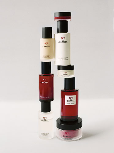 Photo présentant l'ensemble des produits composant la collection N°1 de Chanel.