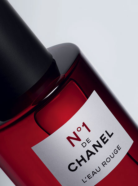 N°1 de Chanel L'Eau Rouge est une eau de soin qui parfume, rafraîchit et vivifie.