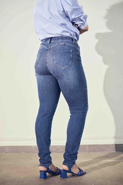 ELLE x LolaLiza Femme avec Jeans
