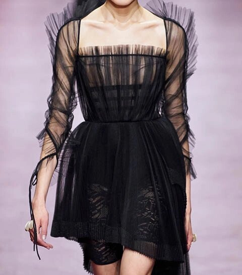 Un mannequin qui porte une robe noire transparente