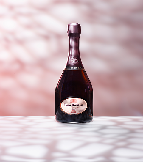 Une bouteille de champagne rosé.