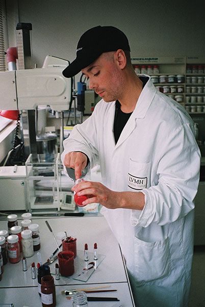 Thom Walker en pleine création pour Givenchy dans un laboratoire.