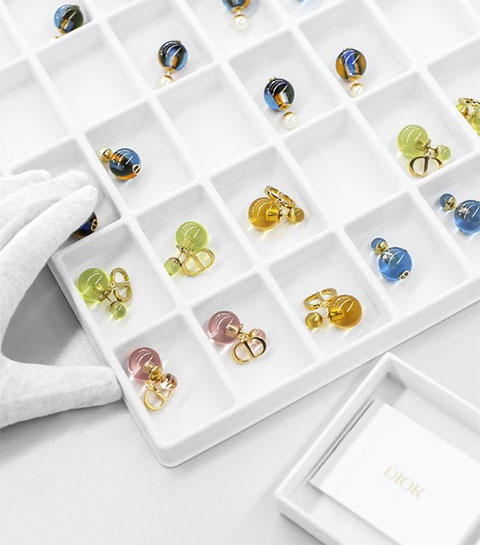 Comment sont confectionnées les nouvelles boucles d’oreilles Tribales de Dior ?