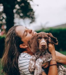 Moment bien-être à deux : une séance de massage en duo avec son chien