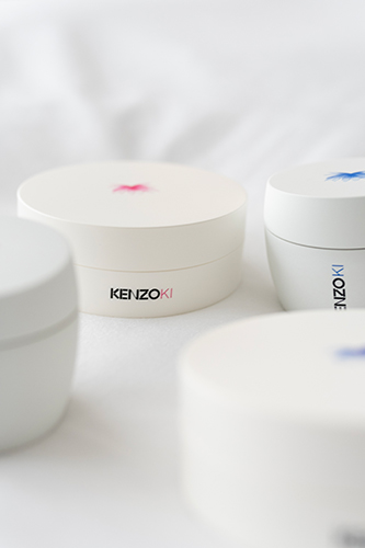Focus sur les packagings des soins Kenzoki idéaux pour la pratique du yoga du visage.