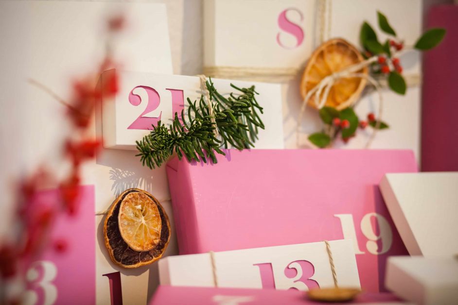 calendrier de l'avent maison papier rose et blanc