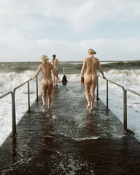 Personnes nues allant se baigner dans la mer de Suède.