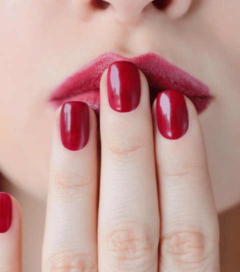 Le vernis à ongles rouge serait un véritable aimant à hommes selon cette nouvelle théorie TikTok
