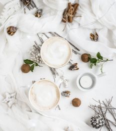 7 idées déco pour une table de Noël blanche comme neige