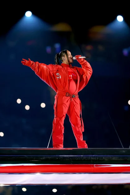 Rihanna dévoile sa seconde grossesse sur la scène du Super Bowl.