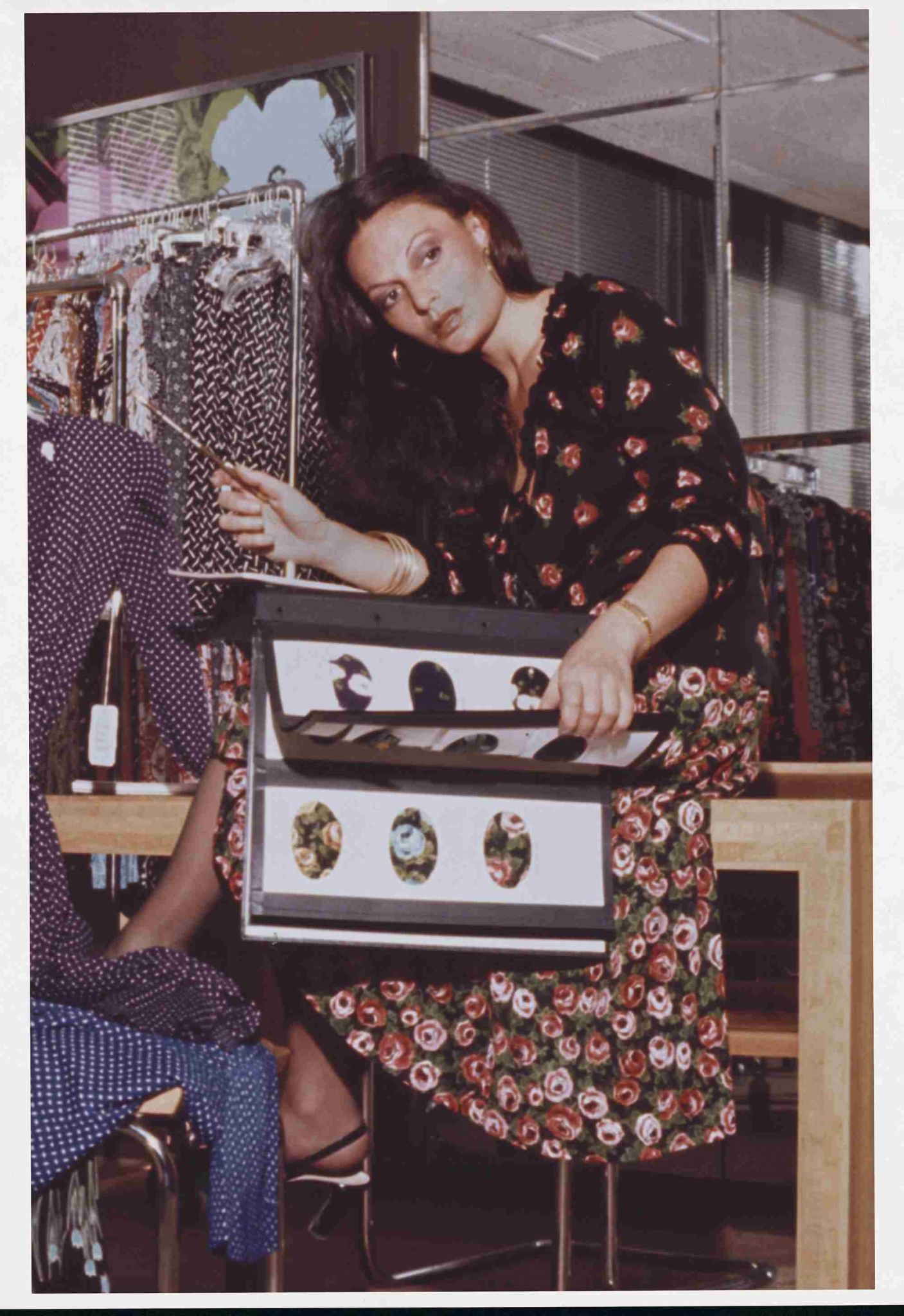 Diane von Furstenberg travaillant sur des échantillons de jersey imprimé de fleurs, 1977