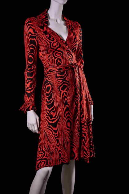Diane von Furstenberg, Robe portefeuille en jersey imprimé au motif fil de bois, 1973