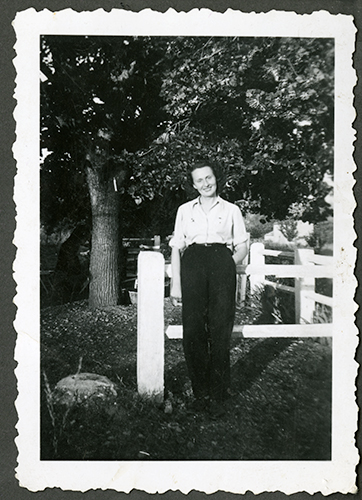 Catherine Dior dans un jardin.