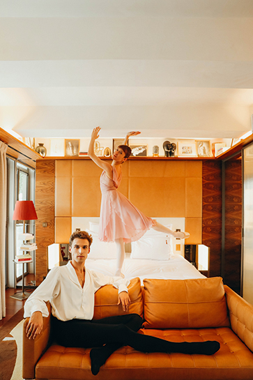 Ludmila Pagliero et Thomas Docquir posant dans la chambre d'un hôtel parisien.